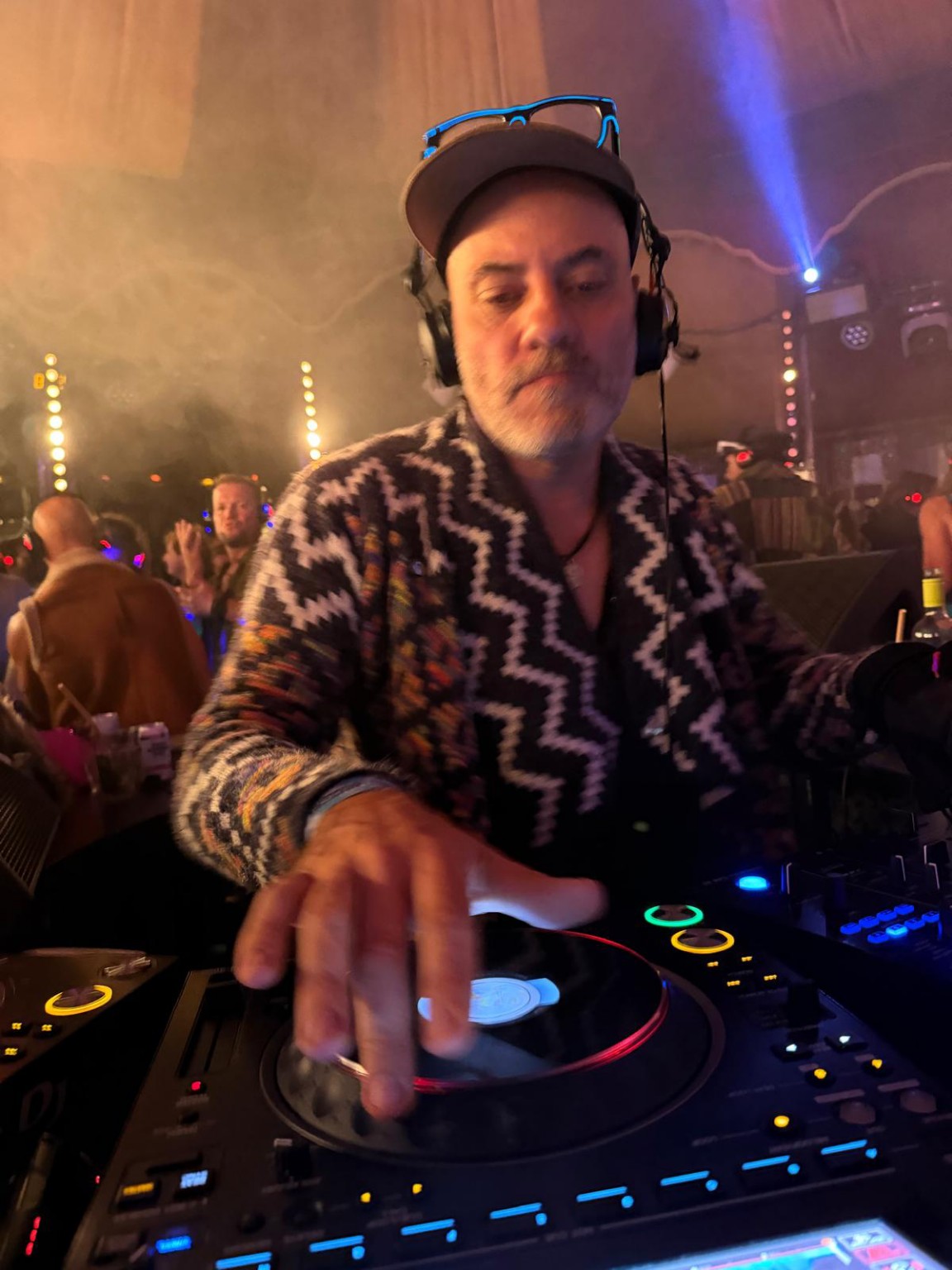 DJ actuant en un esdeveniment