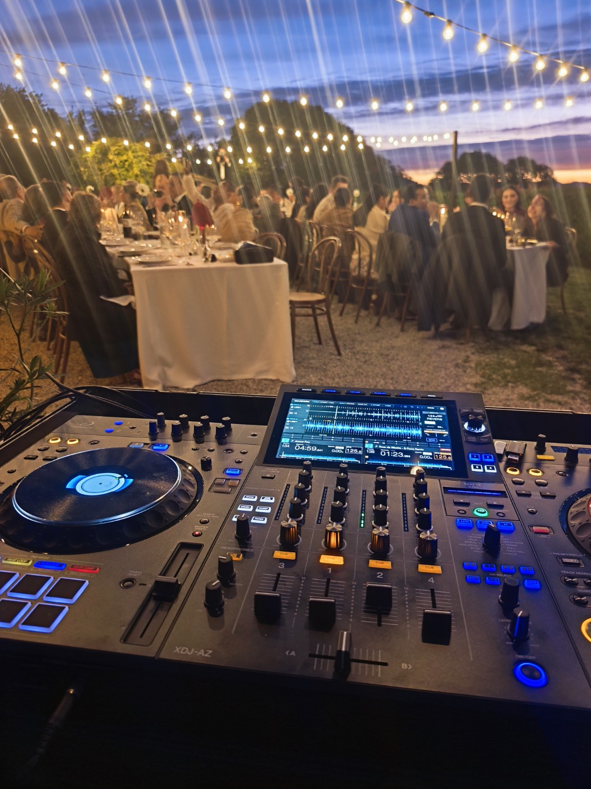 Equip de DJ en un esdeveniment a l'aire lliure al capvespre
